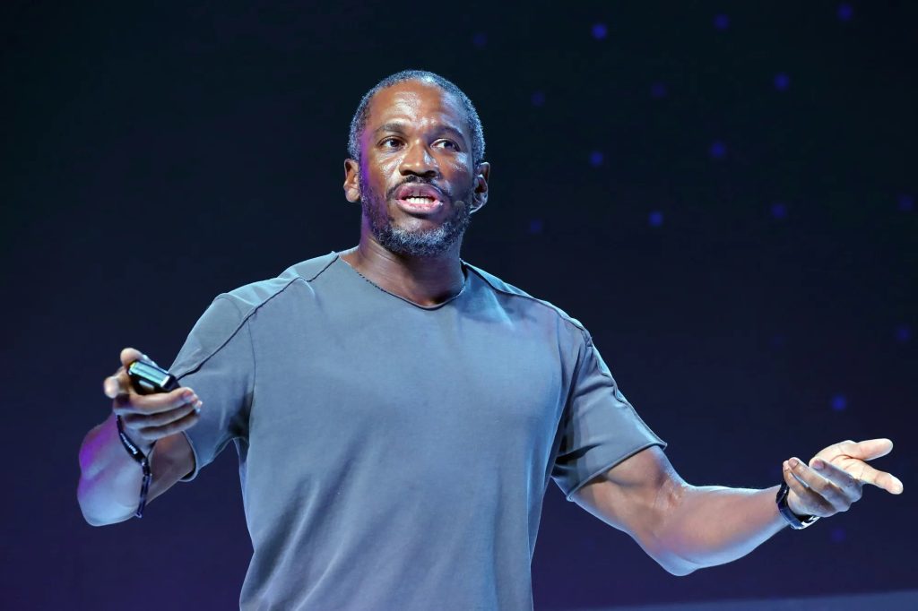 Arthur Hayes Sells WLD Holdings After ‘Holy Trinity Death’, Sparks Exit Liquidity Controversy